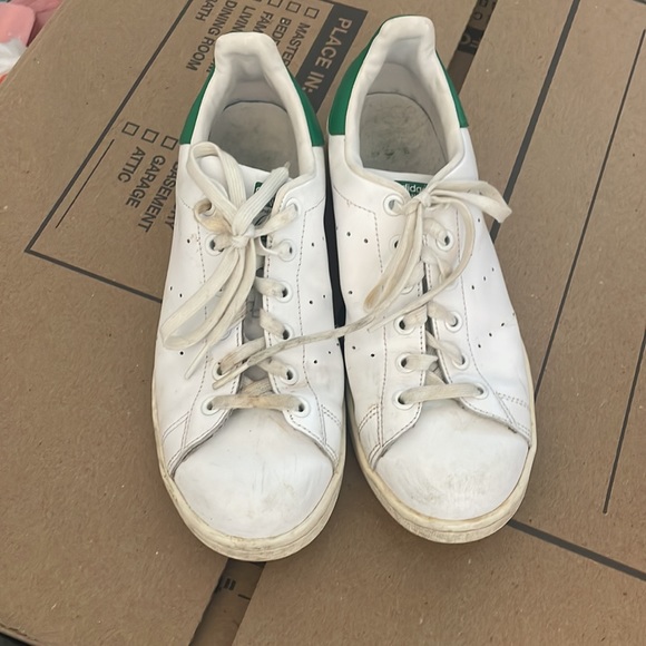 Stan Smith , women’s 6.5 —fits a size 8-8 1/2, great condition - Picture 2 of 3